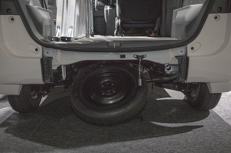 乗用車ではスペアタイヤを標準装備しない車両も増えているが、商用車はニーズが高いということで搭載。ただ、N-BOXをベースとしているのでスペアタイヤを積むスペースはない。そこでリアフロア下にスペースを作り、タイヤの取り出しのためにバンパーに分割機能を持たせている