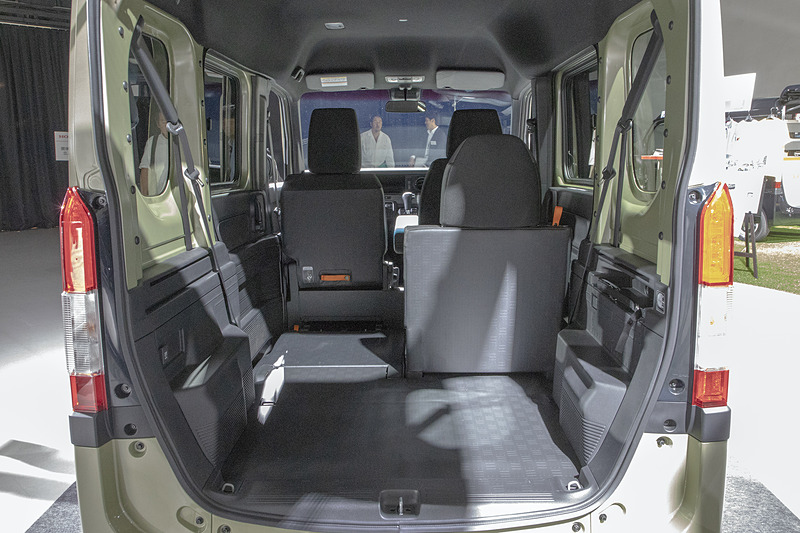 N-VANの特徴であるシートアレンジ。助手席まで倒すと助手席側の室内長は2560～2635mmとなる