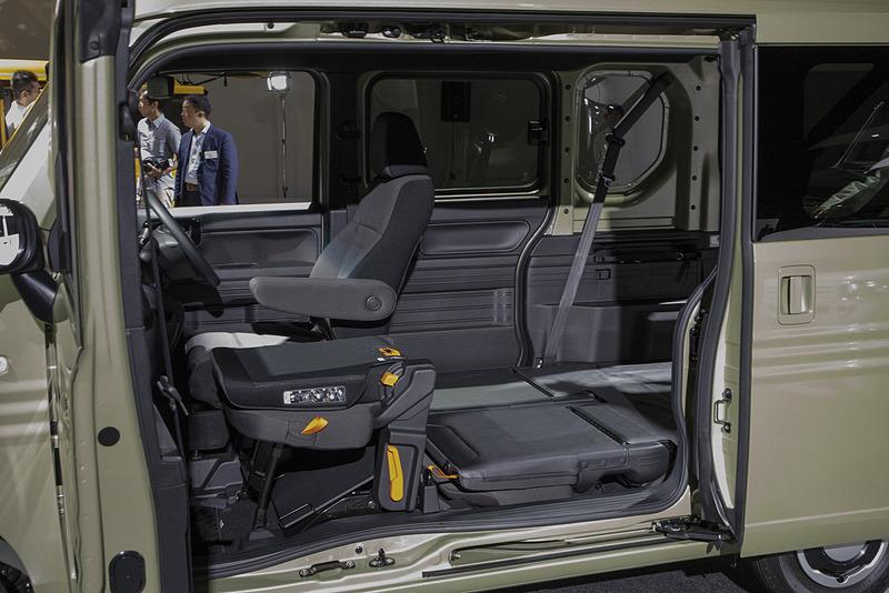 助手席は背もたれのみを前倒しすることもでき、休憩時にはテーブルとしても使える