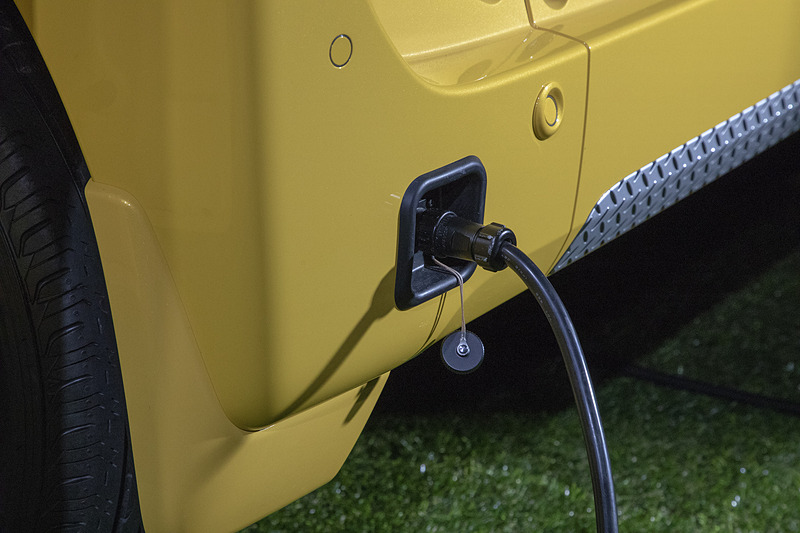 N-VANの特徴的なオプションが外部電源入力キット。ケーブルは専用品が付属。車内には1500Wのコンセントが1つ用意される。価格は3万6720円