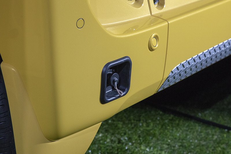 N-VANの特徴的なオプションが外部電源入力キット。ケーブルは専用品が付属。車内には1500Wのコンセントが1つ用意される。価格は3万6720円