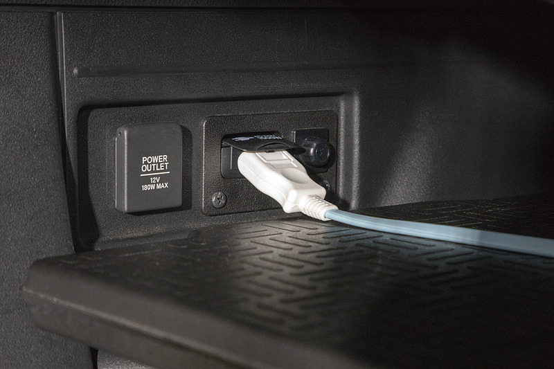 N-VANの特徴的なオプションが外部電源入力キット。ケーブルは専用品が付属。車内には1500Wのコンセントが1つ用意される。価格は3万6720円