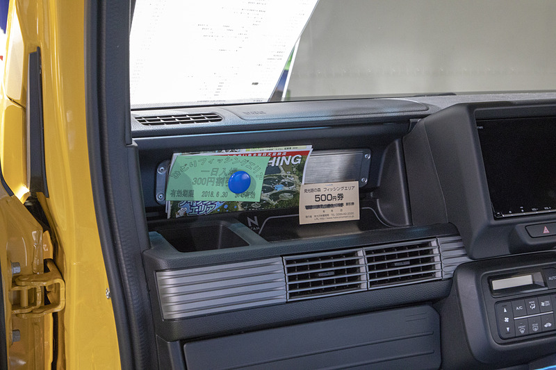 スチールインテリアパネル。マグネットが付くのでメモや伝票をまとめるのに便利。ステンレス製だ。価格は5400円