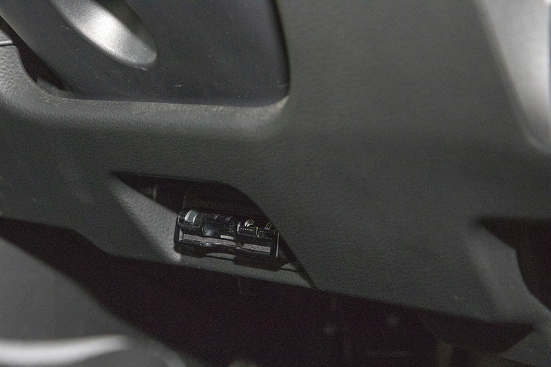 純正アクセサリーのETC車載器はステアリングコラム下にレイアウト。ベーシックなETC音声ガイドタイプからETC2.0ナビ連動タイプまで揃う