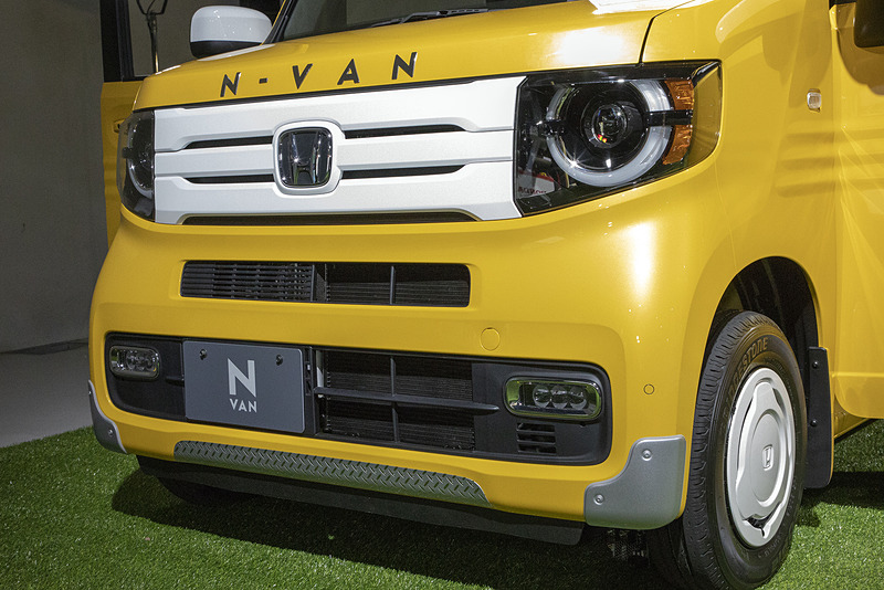 N-VANの車名ロゴをボンネットに追加するフードエンブレムは6480円。ホワイトのフロントグリルは1万9440円。バンパーコーナーガーニッシュは1万9440円。バンパーセンター下部に貼ってあるのはデカール・メタル調で価格は1万800円