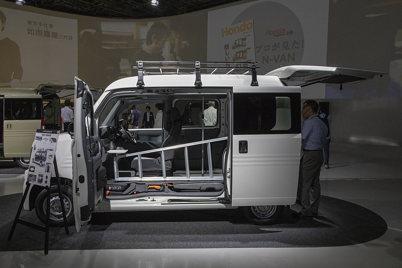 2m超えの脚立を積んだ例。ルーフキャリアは3万2400円