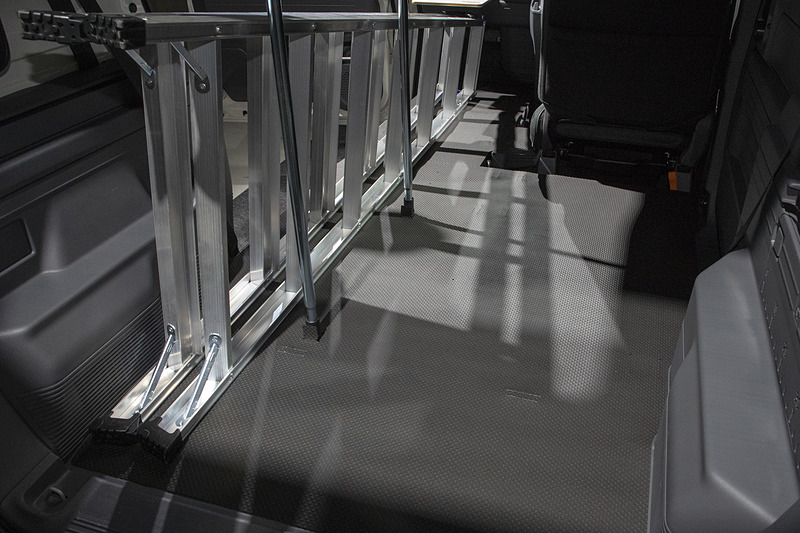 フロアに敷いてあるのはラゲッジマット（TPOタイプ）。助手席までカバーして、装着したままのシートアレンジが可能。価格は1万260円