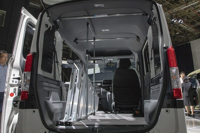 ラゲッジアシストポール。ポールは着脱可能。価格は4万1040円