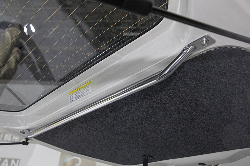 ハンガーなどが掛けられるテールゲートバー。長さは約74cm、許容荷重は4kg。価格は9720円