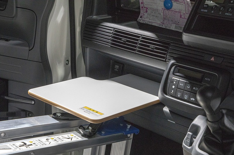 助手席前の簡易テーブル。使用しないときはシートバックポケットなどに収納できる。価格は1万4040円