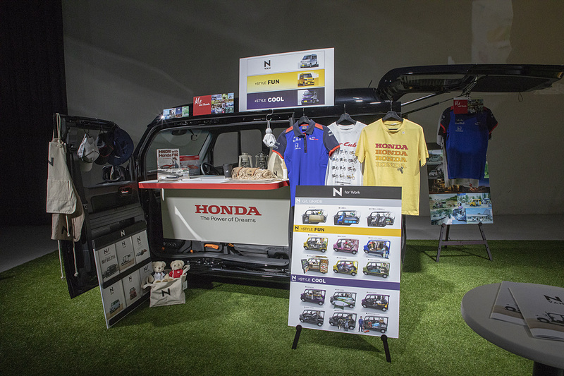 移動販売車のサンプル車も展示。小物の中にホンダジェットの模型と、ホンダの耕運機「F90」とオリジナルキャラクター「みのり」の模型もあった