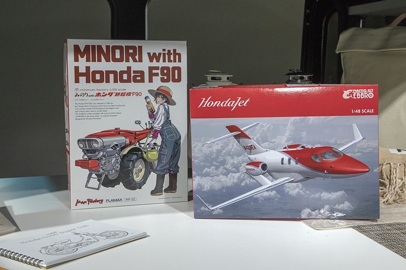 移動販売車のサンプル車も展示。小物の中にホンダジェットの模型と、ホンダの耕運機「F90」とオリジナルキャラクター「みのり」の模型もあった