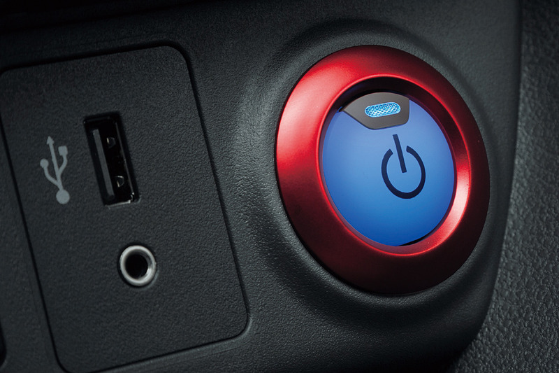 インテリアでは専用の本革・アルカンターラ巻3本スポークステアリング（レッドセンターマーク、レッドステッチ、ガンメタクローム加飾付）、電制シフト（Bレンジ付、ガンメタクローム加飾）、コンビメーター（NISMOロゴ入り、ガンメタクローム加飾）、インストパネルのカーボン調フィニッシャー、エンブレム、レッドフィニッシャー（エアコン吹き出し口、パワースイッチ）、シート地＆ドアトリムクロス（レッド＆グレー、ツインステッチ付）を装備