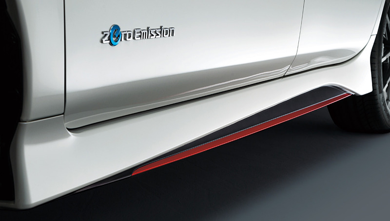 エクステリアでは専用のエンブレム（フロント/リア）、LEDハイパーデイライト（車幅灯連動）、フロントグリル、フロントバンパー、サイドターンランプ付電動格納式リモコンブラックドアミラー（キーロック連動格納機能付）、サイドシルプロテクター、リアバンパー、リアフォグランプを装備