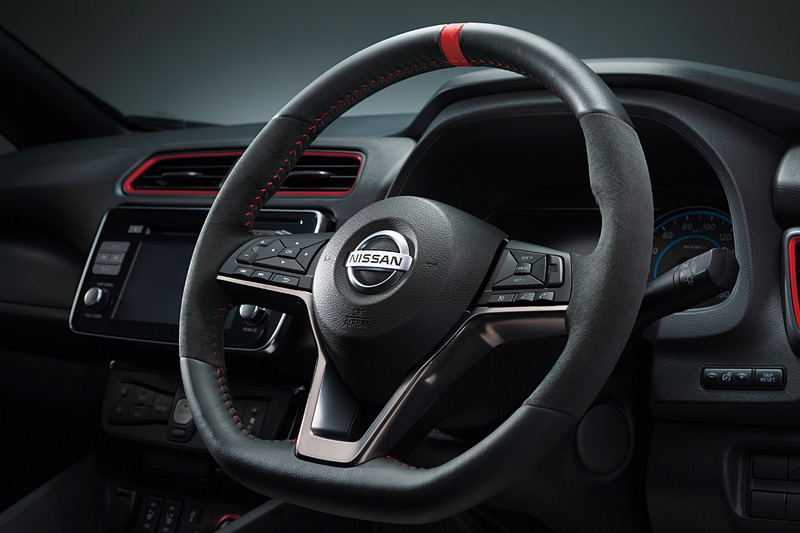 随所にレッドをあしらってスポーティに仕上げたリーフ NISMOのインテリア
