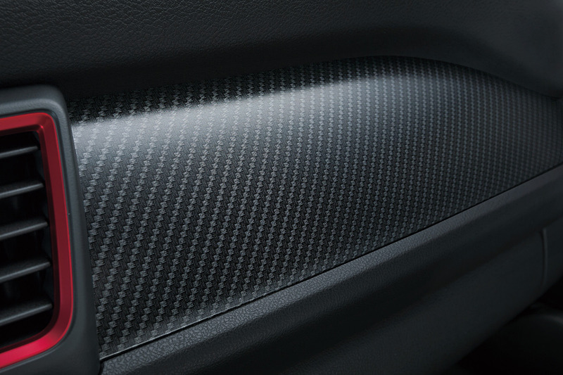 インテリアでは専用の本革・アルカンターラ巻3本スポークステアリング（レッドセンターマーク、レッドステッチ、ガンメタクローム加飾付）、電制シフト（Bレンジ付、ガンメタクローム加飾）、コンビメーター（NISMOロゴ入り、ガンメタクローム加飾）、インストパネルのカーボン調フィニッシャー、エンブレム、レッドフィニッシャー（エアコン吹き出し口、パワースイッチ）、シート地＆ドアトリムクロス（レッド＆グレー、ツインステッチ付）を装備