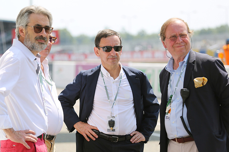 ピエール・フィロン ACO会長（中央）とピーターオートのパトリック・ピーター社長（右）