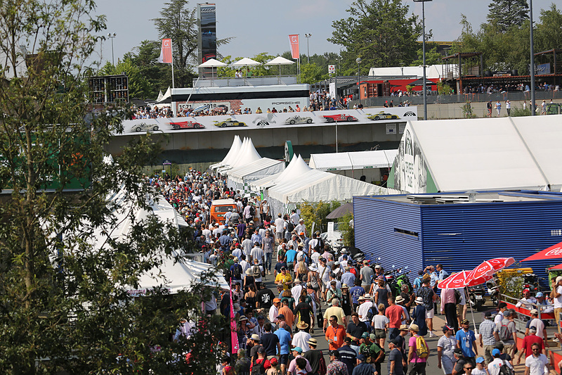 パドックなどの風景