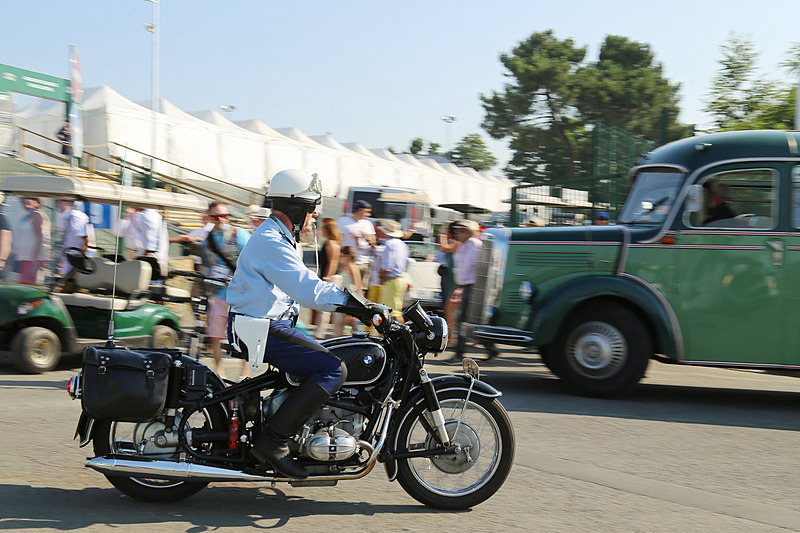 パドックを忙しく警備するクラシックポリスとミリタリーポリス