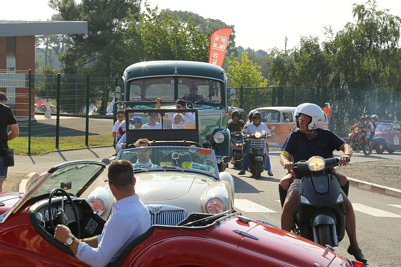 パドックを忙しく警備するクラシックポリスとミリタリーポリス