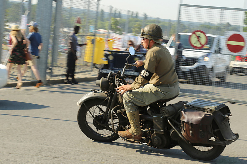 パドックを忙しく警備するクラシックポリスとミリタリーポリス