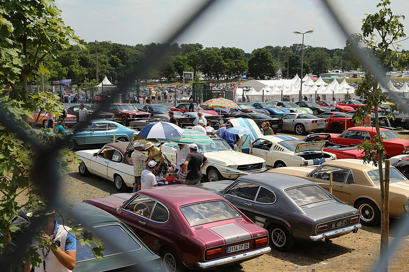 アメ車が駐車するアメリカ村？