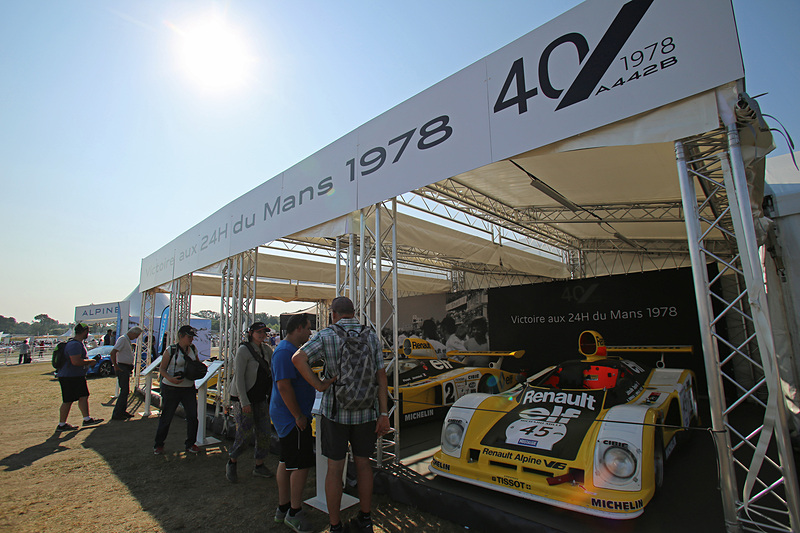 ル・マンでアルピーヌ優勝40周年の展示車