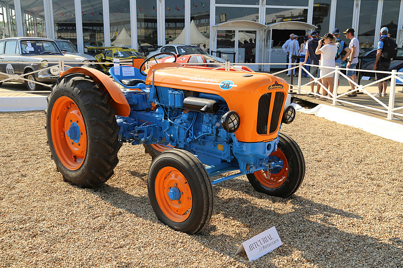 オークション会場前。オークションに出品されたパリ・ダカールラリーの三菱自動車工業「パジェロ」とランボルギーニのトラクター