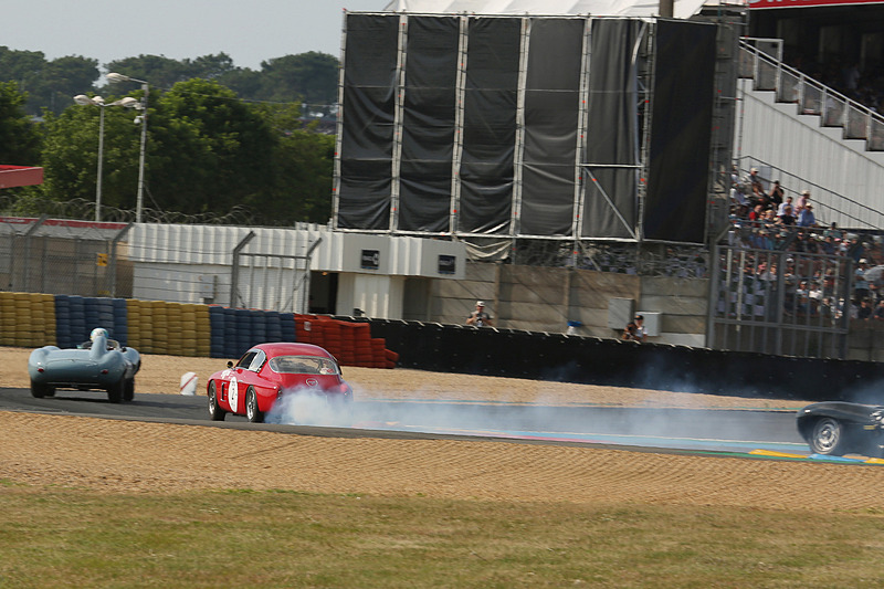 白煙をあげる2号車 フィアット 8V Zagato（1953年）