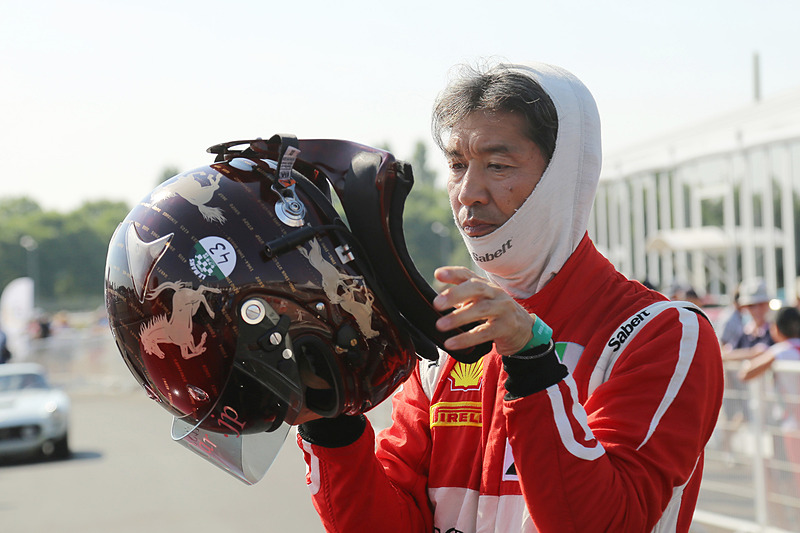 「輪島塗」のヘルメットが特徴の小嶋禎一氏。マシンは1957年のアルファ ロメオ ジュリエッタ SVZ（43号車）