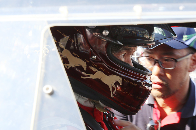 「輪島塗」のヘルメットが特徴の小嶋禎一氏。マシンは1957年のアルファ ロメオ ジュリエッタ SVZ（43号車）