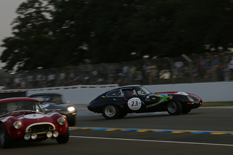 レース2でスピンしてサンドトラップに入る23号車 ジャガー タイプE 3.8L（1964年）