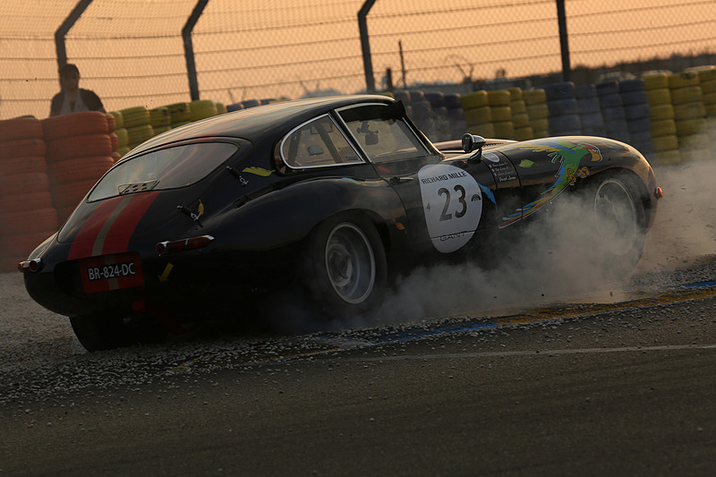 レース2でスピンしてサンドトラップに入る23号車 ジャガー タイプE 3.8L（1964年）