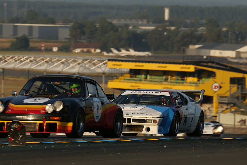 朝日に向かって走行するグリッド6のマシンら