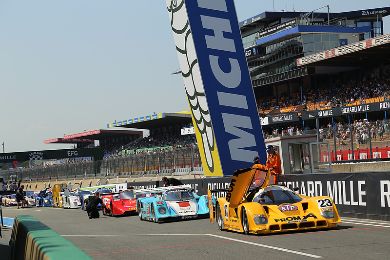 赤旗中断でピットロードに並ぶ日産 R90 CK（1990年）の久保田克昭氏