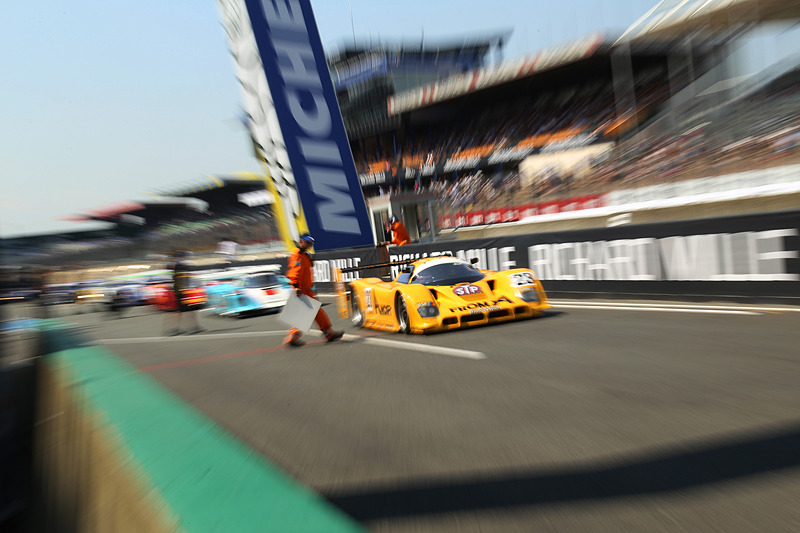 赤旗解除でコースインする久保田克昭氏の日産 R90 CK（1990年）