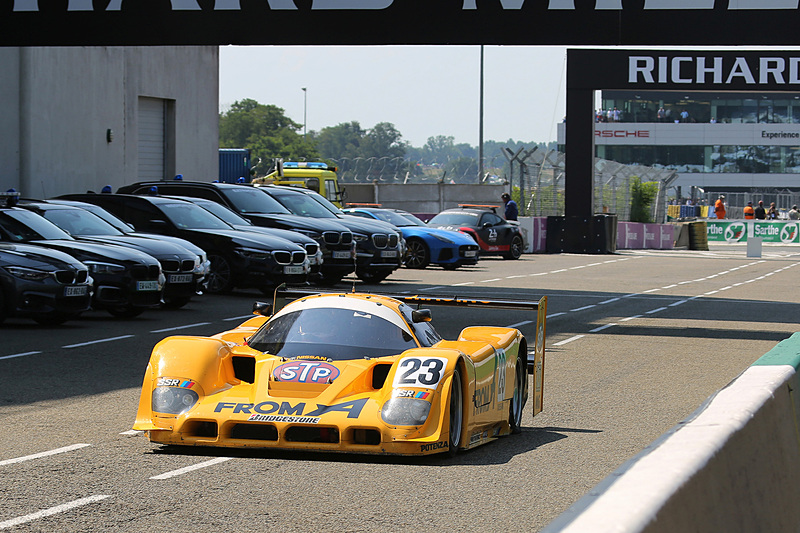 トップを走行も、左リアタイヤのバーストでピットに戻る久保田克昭氏の日産 R90 CK（1990年）