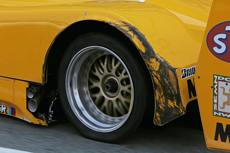 突然のバーストでぶつかったように破損したカウル