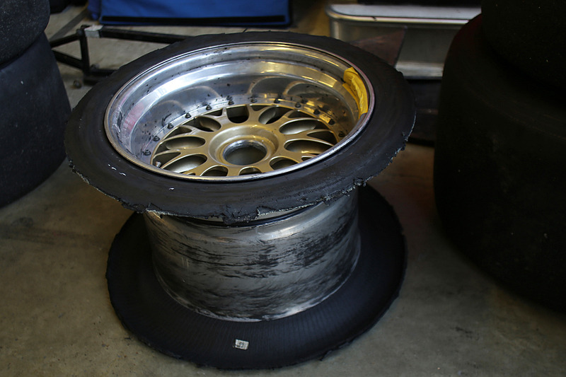 突然のバーストで破損したホイール