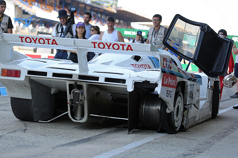 右リアのバーストでリタイアした国江仙嗣/伊藤俊哉組のトヨタ 85C（1985年）