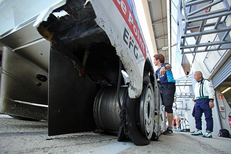 右リアのバーストでリタイアした国江仙嗣/伊藤俊哉組のトヨタ 85C（1985年）