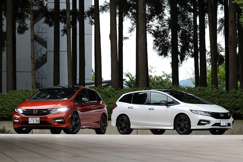 今回試乗したのは5月18日にマイナーチェンジした「ジェイド」で、直列4気筒DOHC 1.5リッター直噴ターボエンジンにCVT(7速モード付+パドルシフト)を組み合わせる「RS・Honda SENSING」(右)と、直列4気筒DOHC 1.5リッター直噴エンジン+スポーツハイブリッド i-DCDに7速DCTを組み合わせる「HYBRID RS・Honda SENSING」(左)。RSの乗車定員は5名(前席2名、後席3名)だが、引き続き6名乗車仕様(前席2名、2列目2名、3列目2名)もラインアップされる