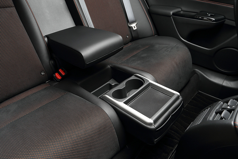 RSと「G」グレードは3人掛けの「コンフォートシート」を後席に採用