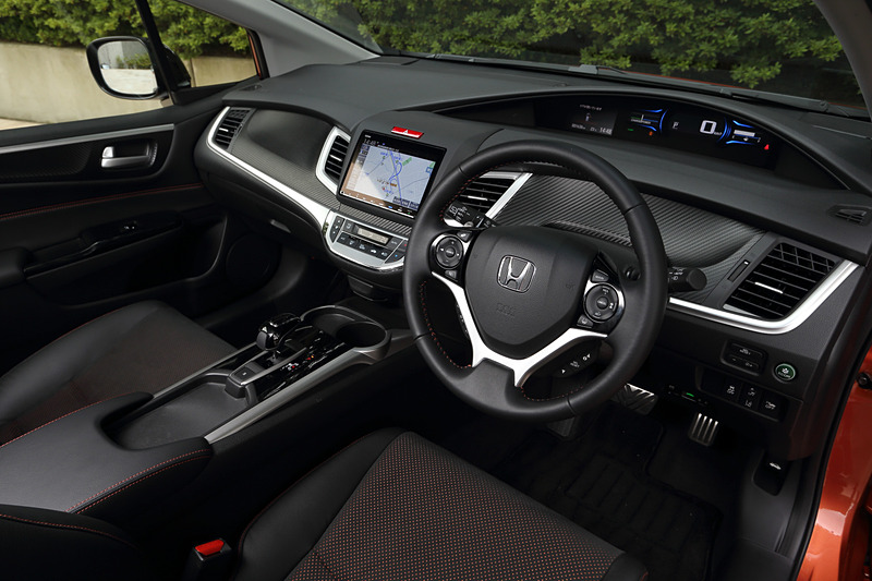 RSグレードに設定されるブラック×オレンジの内装。インパネ加飾にはカーボン調パネルを採用する