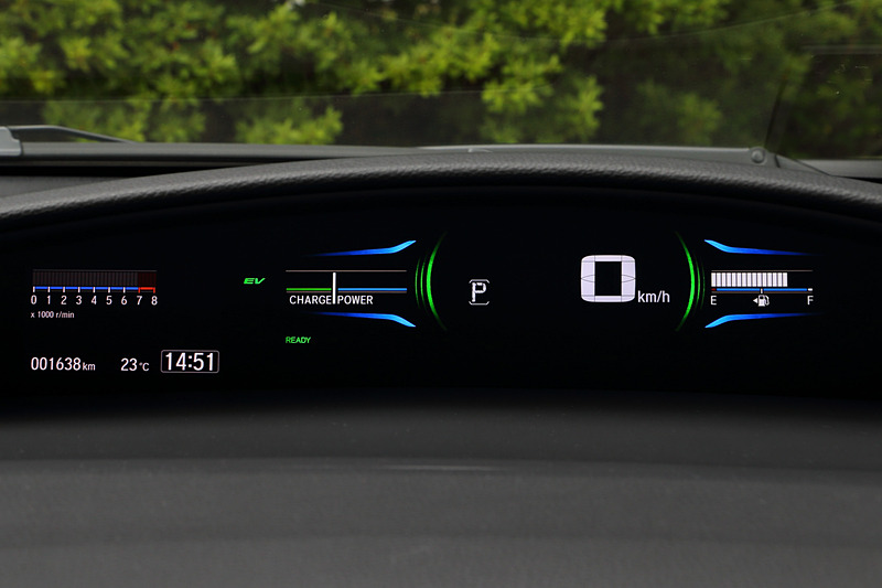 ハイブリッドモデルのメーター表示例。なお、今回のマイナーチェンジにより安全運転支援システム「Honda SENSING」を全車で標準装備。「CMBS（衝突軽減ブレーキ）」「路外逸脱抑制機能」「LKAS（車線維持支援システム）」「先行車発進お知らせ機能」「誤発進抑制機能」に加え、新たに走路外の歩行者を検知して回避方向にステアリングアシストする「歩行者事故低減ステアリング」を追加した