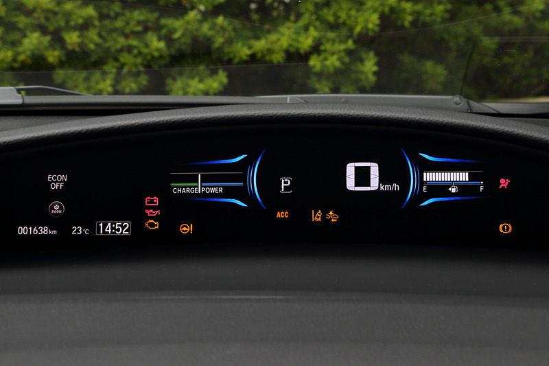 ハイブリッドモデルのメーター表示例。なお、今回のマイナーチェンジにより安全運転支援システム「Honda SENSING」を全車で標準装備。「CMBS（衝突軽減ブレーキ）」「路外逸脱抑制機能」「LKAS（車線維持支援システム）」「先行車発進お知らせ機能」「誤発進抑制機能」に加え、新たに走路外の歩行者を検知して回避方向にステアリングアシストする「歩行者事故低減ステアリング」を追加した