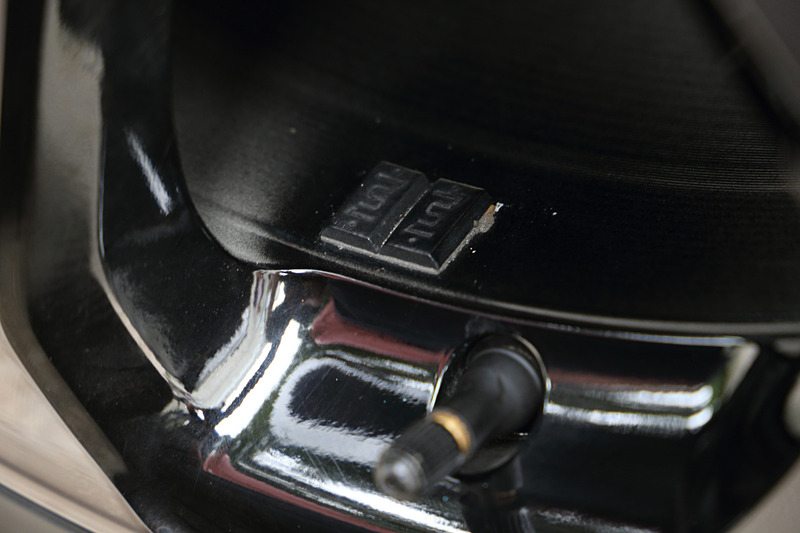 マフラーのタイコ部やアルミホイールのバランスウェイトをブラック化する（存在感を消す）ことで、見た目の質感を高めるという細かな改良も行なわれた