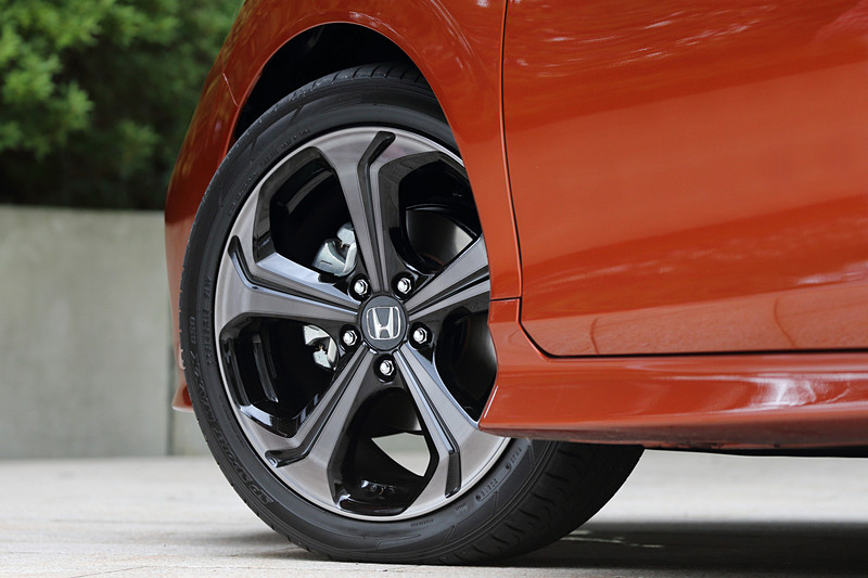 スポーツグレードのRSではフロントグリル、内側にブラック塗装を施したLEDヘッドライトなど専用デザインを採用。フロントバンパーの下側も左右に連続するスタイルとし、ワイド＆ロースタンスを強調するデザインを採用。アルミホイールは18インチ（タイヤはダンロップ「SP SPORT MAXX 050」で、サイズは225/45 R18）を装備してスポーティさを強調。ホイールは路面の凹凸を通過したときにタイヤから発生する「気柱共鳴音」をレゾネーターの共鳴で打ち消す「ノイズリデューシングホイール」となっている