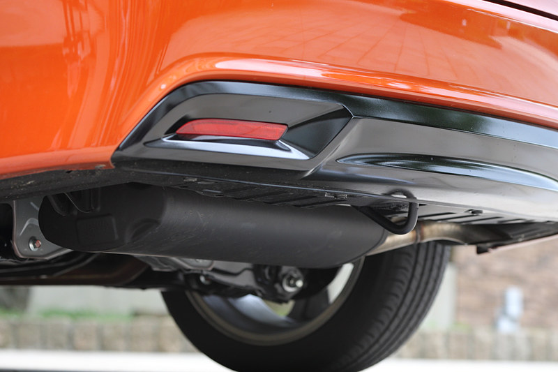 マフラーのタイコ部やアルミホイールのバランスウェイトをブラック化する（存在感を消す）ことで、見た目の質感を高めるという細かな改良も行なわれた