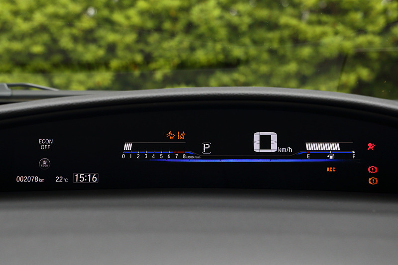 ガソリンモデルのシフトまわりとメーター